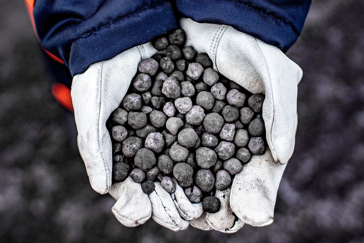 фото Iron ore pellets inspection